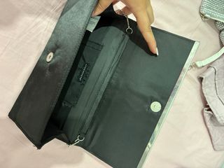 Bolso de mano negro con cadena plateada
