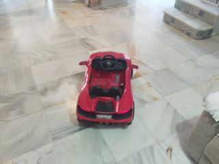 Coche eléctrico infantil rojo. Modelo Lamborghini 