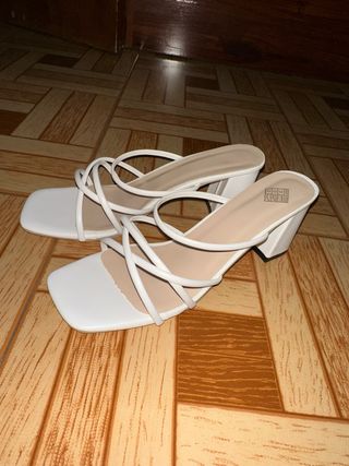Tacones blancos de tiras