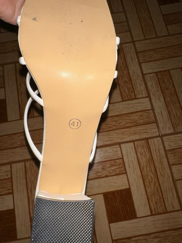 Tacones blancos de tiras