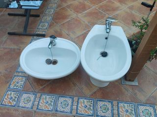 Lavabo y bidé blanco