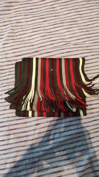 Bufanda Tommy Hilfiger rayas gris y rojo