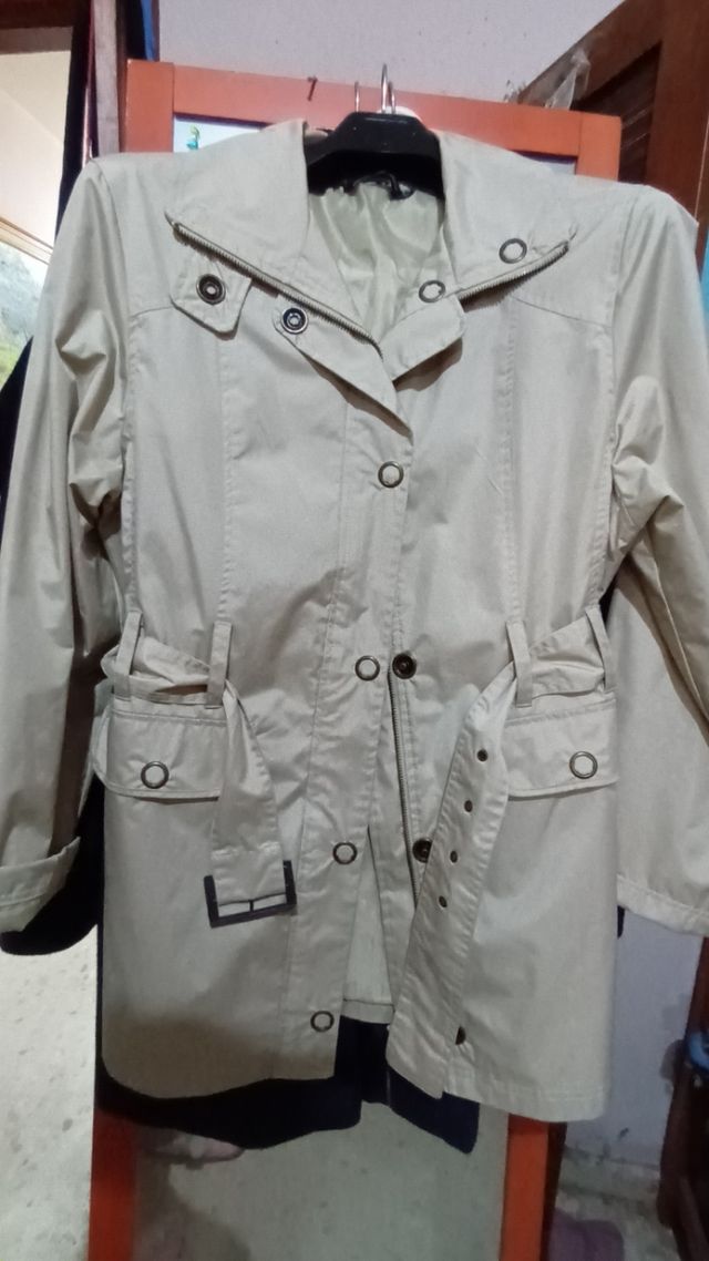 Gabardina corta camel con hebilla rota