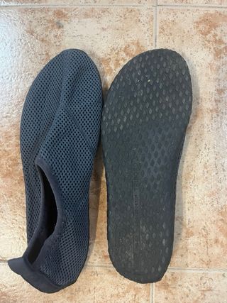 Zapatos de agua grises