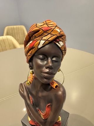 Statua donna africana con turbante