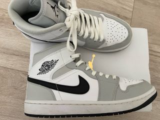 Zapatillas Nike Jordan 1 Mid Gris y Blanco
