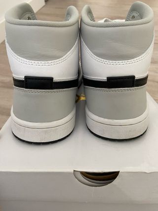 Zapatillas Nike Jordan 1 Mid Gris y Blanco