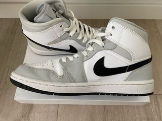 Zapatillas Nike Jordan 1 Mid Gris y Blanco
