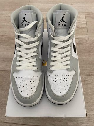 Zapatillas Nike Jordan 1 Mid Gris y Blanco