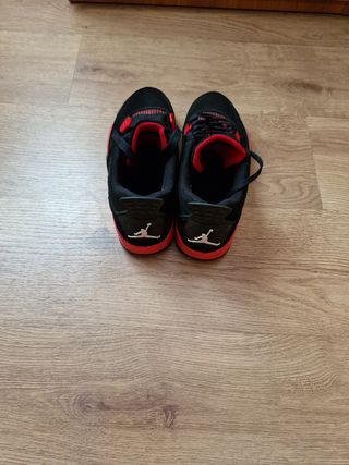 Zapatillas Jordan Negras y Rojas Talla 43