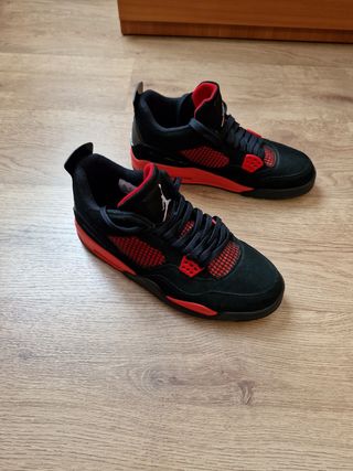 Zapatillas Jordan Negras y Rojas Talla 43