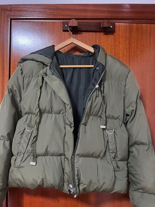 Cazadora verde con capucha