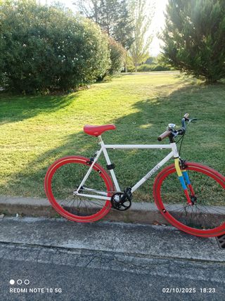 Bicicleta Fixie Blanca Ruedas Rojas