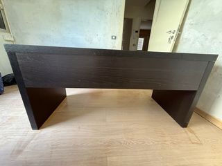 Escritorio de madera oscuro