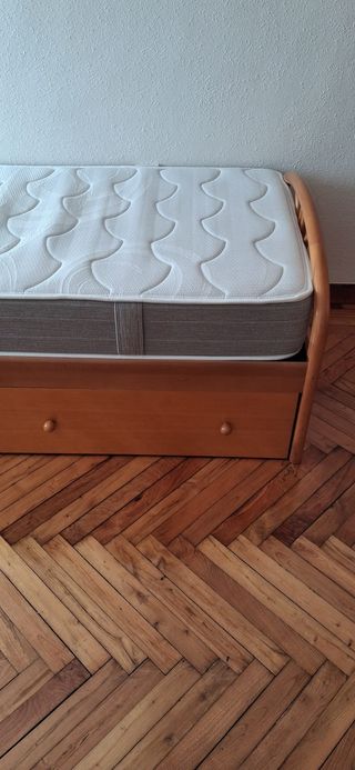 Cama de madera con cajones grandes