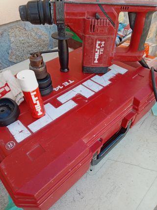 Taladro Hilti TE 14 con brocas