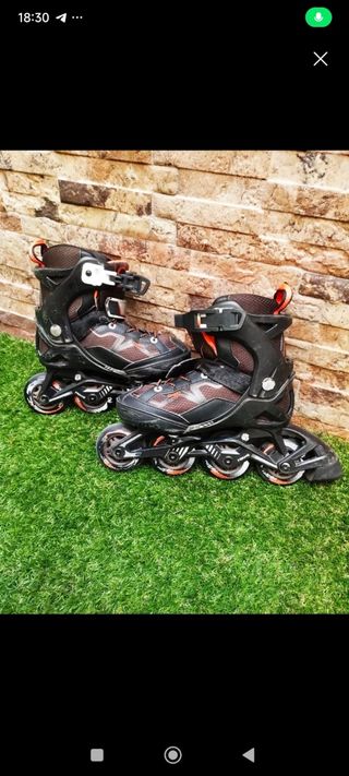 Patines en línea negros y naranjas