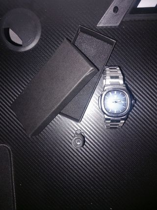 Reloj de lujo elegante plateado diseño elegante