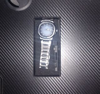 Reloj de lujo elegante plateado diseño elegante