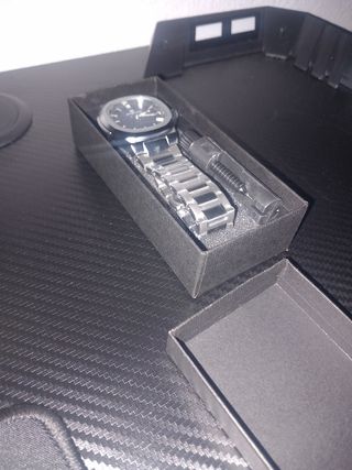 Reloj de lujo elegante plateado diseño elegante