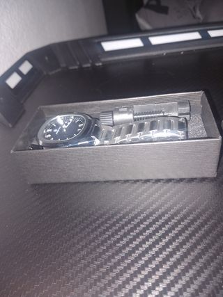 Reloj de lujo elegante plateado diseño elegante