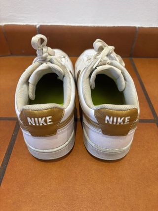 Zapatillas Nike Air Force Blancas y Doradas