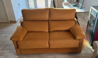 Divano letto arancione a 2-4 posti con materasso inutilizzato