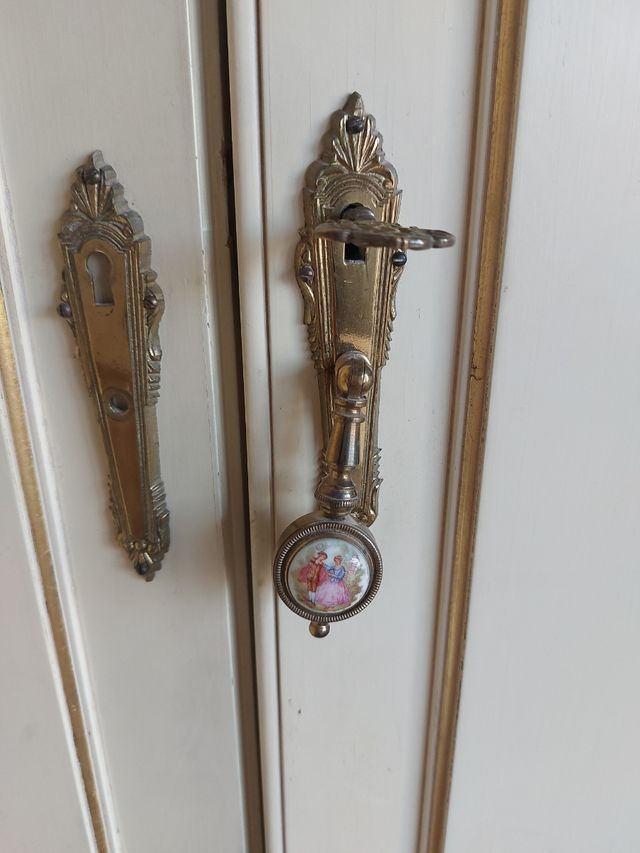 Armario de madera.Incluye cabecero de cama a juego