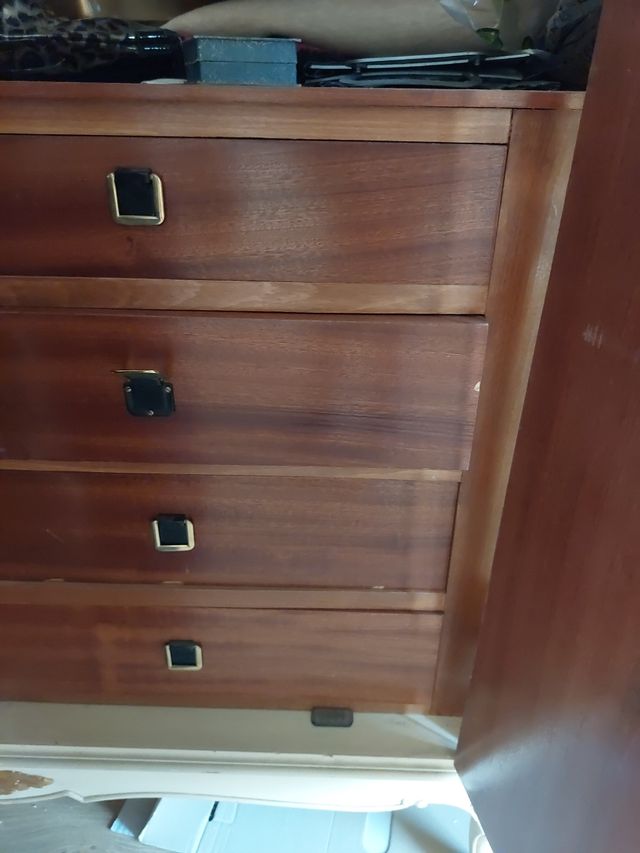 Armario de madera.Incluye cabecero de cama a juego