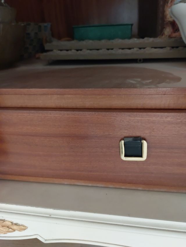 Armario de madera.Incluye cabecero de cama a juego