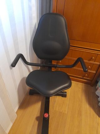 Bicicleta estática con respaldo y brazos