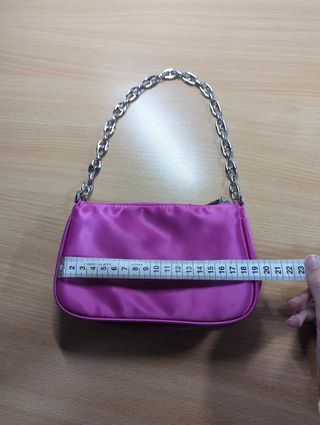 Bolso de fiesta fucsia con cadena plateada