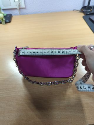Bolso de fiesta fucsia con cadena plateada
