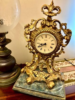 Reloj de mesa dorado estilo antiguo