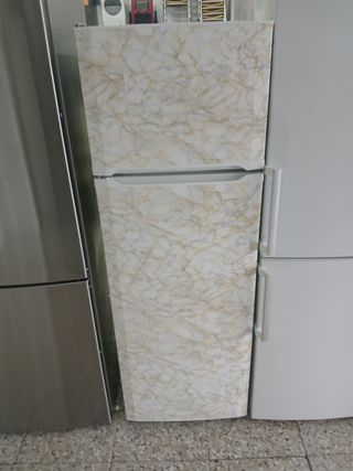 Nevera con diseño mármol