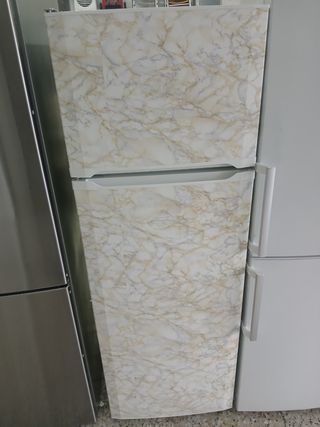 Nevera con diseño mármol