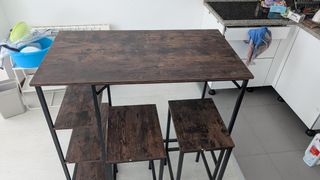 Mesa alta con 2 taburetes