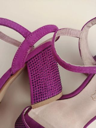 Sandalias moradas tacón cuadrado