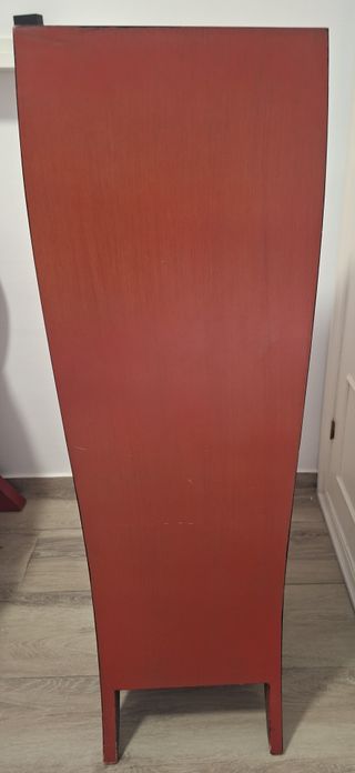 Cómoda o Sinfonier con un diseño curvo y elegante.