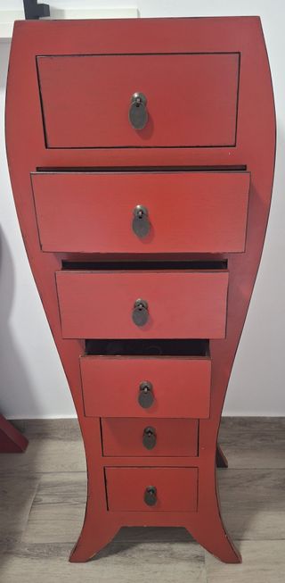 Cómoda o Sinfonier con un diseño curvo y elegante.