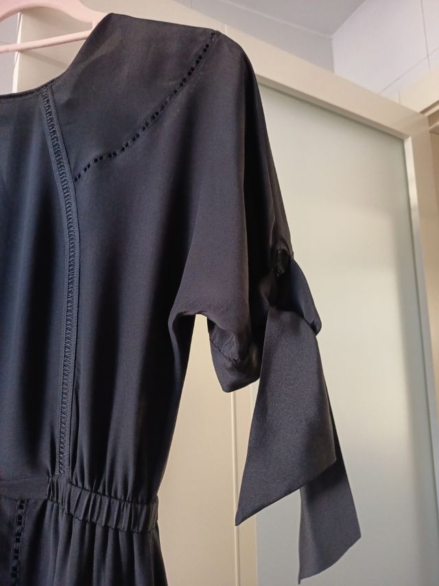 Vestido negro con detalles