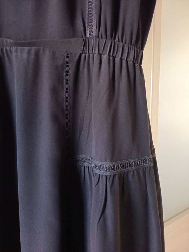 Vestido negro con detalles