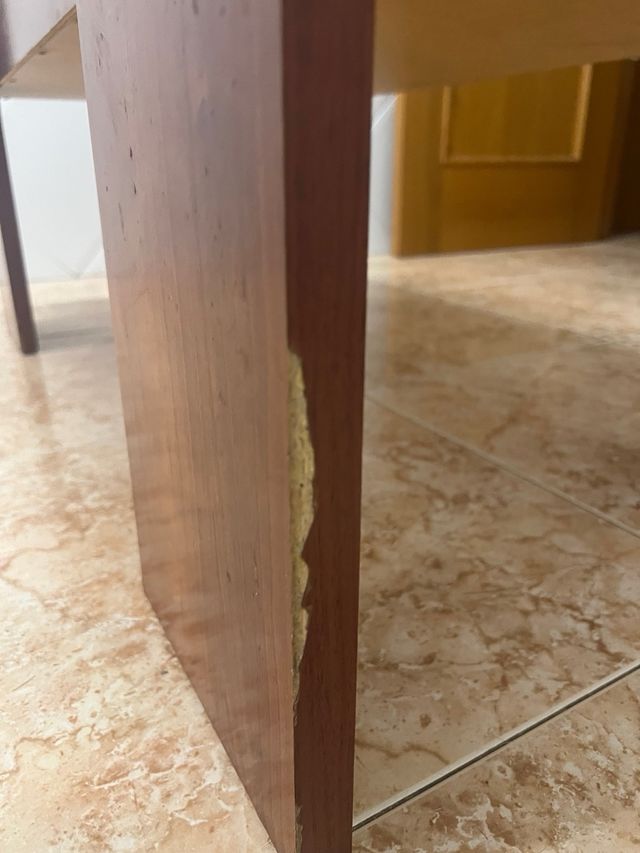 Mesa de centro elevable de madera.