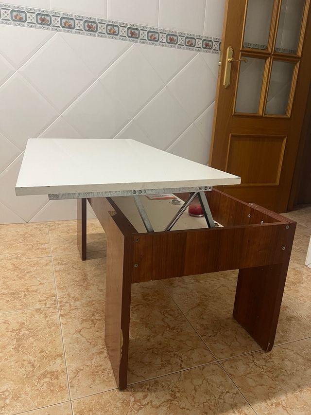 Mesa de centro elevable de madera.