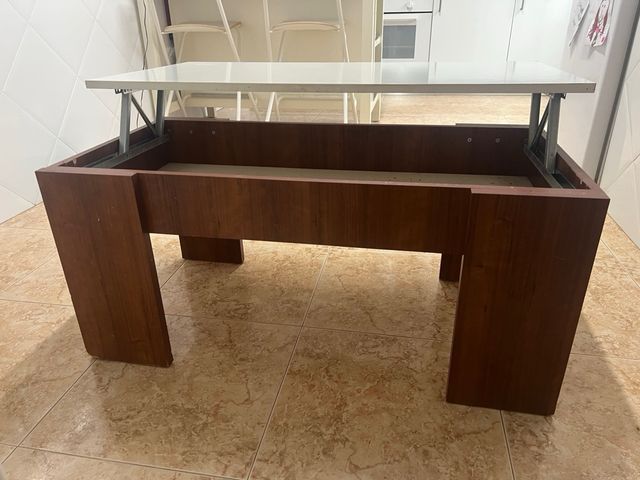 Mesa de centro elevable de madera.