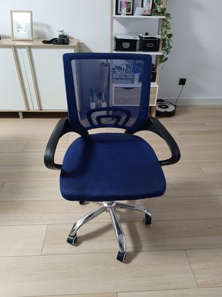 Silla de oficina azul y plateada