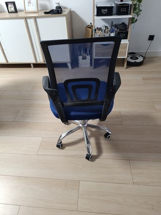 Silla de oficina azul y plateada