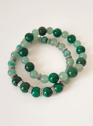 Coppia di bracciali con pietre verdi