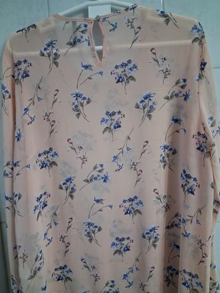 Blusa Tiffosi floral transparente XL
Color sepia.