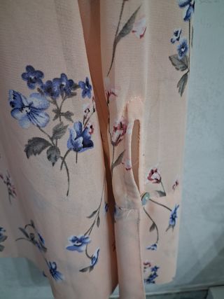 Blusa Tiffosi floral transparente XL
Color sepia.